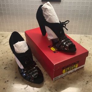 Vaneli Philys in Black